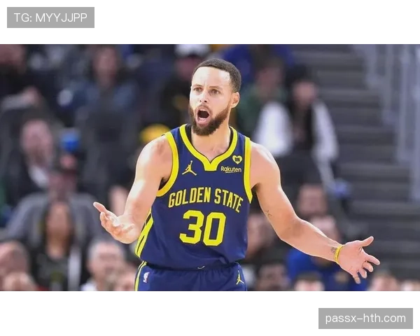 库里无球跑动拉开空间，主导勇士进攻体系